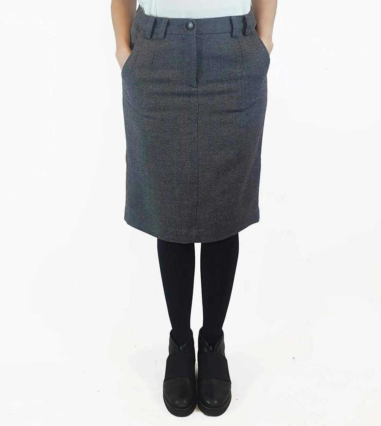 Hoss wool mix grey pencil skirt with contrasting brown buttons size 38 (best fits size 10)