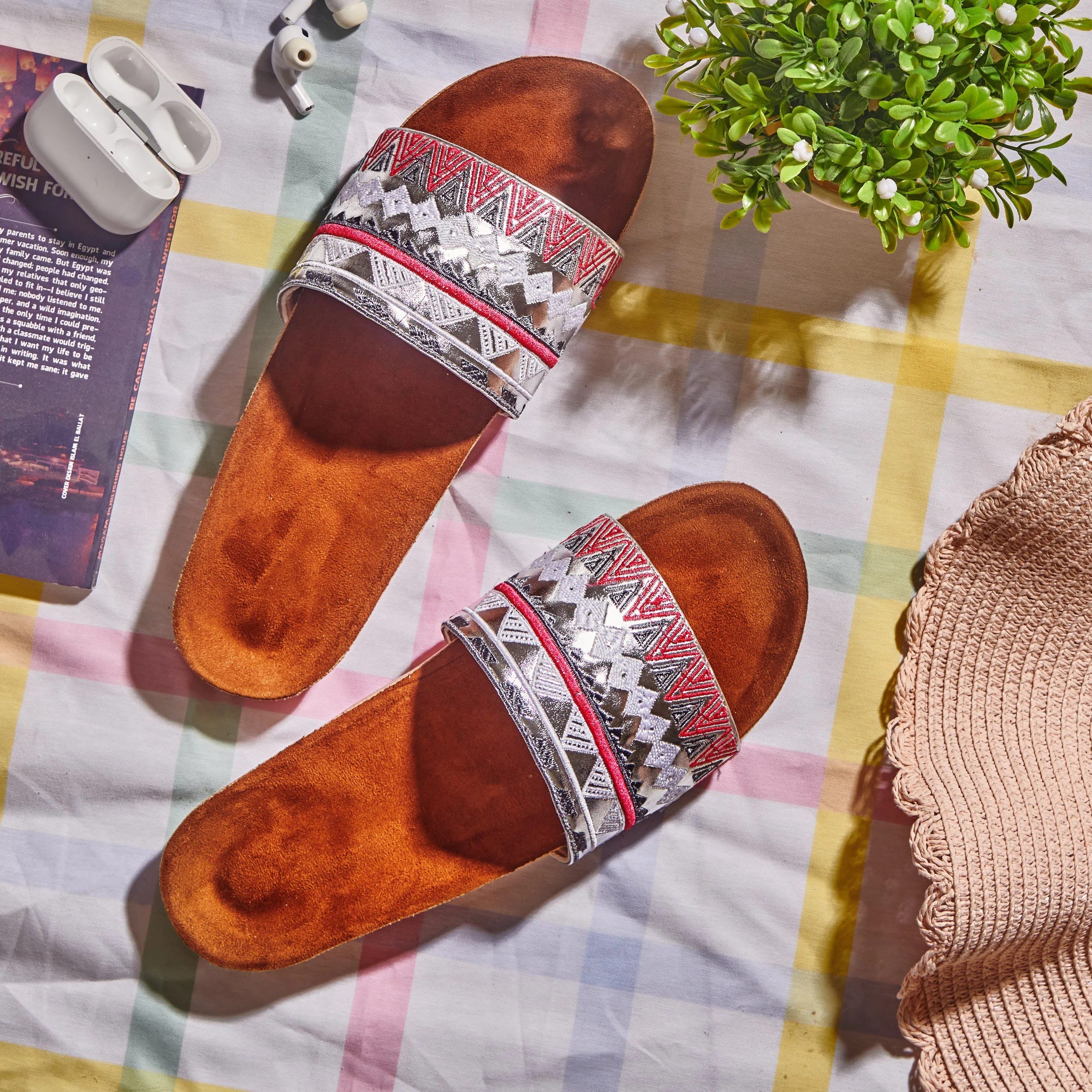 Soyut | Embroidered Slippers - Silver